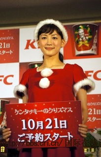 綾瀨遙變身圣誕老人驚艷亮相 抱KFC巨桶演繹冬日可愛(ài)魅力